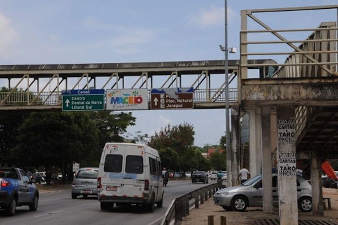 Motorista fica preso às ferragens ao colidir contra poste, mas recusa atendimento e foge
