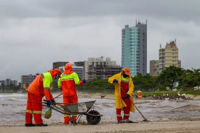 Prefeitura retira mais de 2 mil toneladas de resíduos na foz do Riacho Salgadinho, na Praia da Avenida