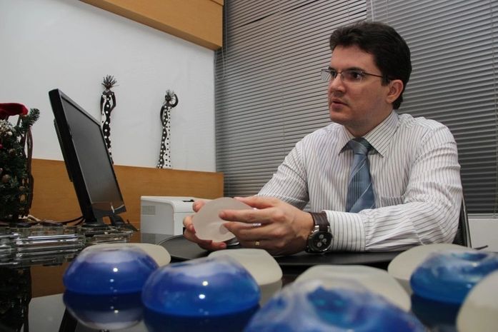 Cirurgião plástico André de Mendonça