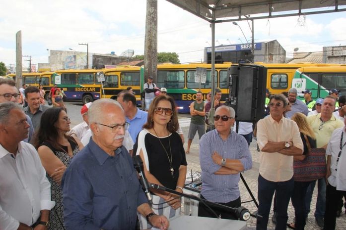 Prefeito Rogério Teófilo apresenta nova frota de ônibus escolares