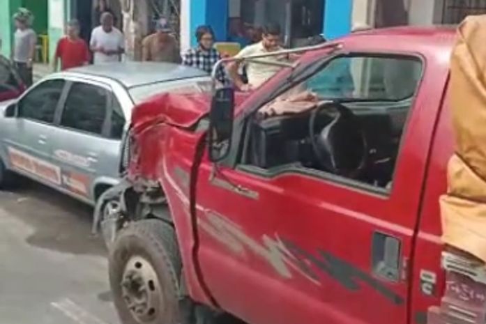 Vídeo: ônibus colide em caminhão e provoca engavetamento de sete veículos na Ponta Grossa