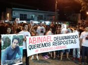 Familiares realizam mobilização em razão do desaparecimento do rapaz