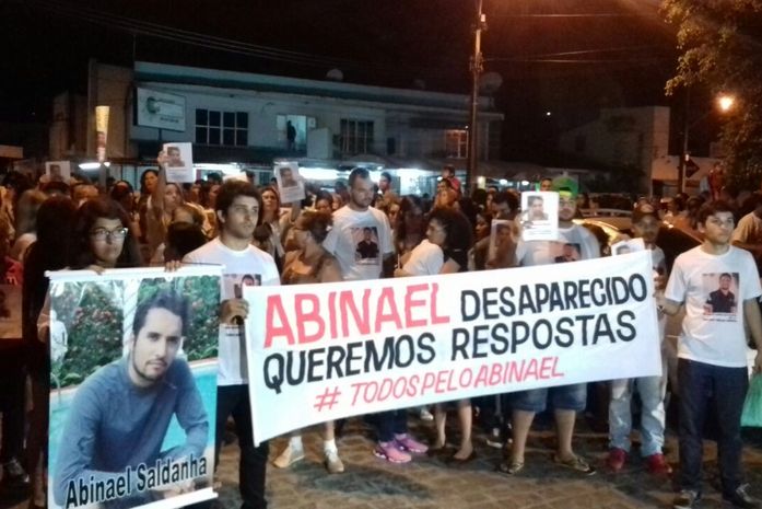 Familiares realizam mobilização em razão do desaparecimento do rapaz