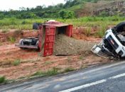 Tombamento de carreta provoca acidente na BR 101