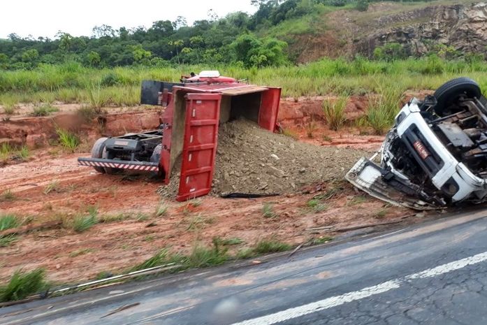 Tombamento de carreta provoca acidente na BR 101