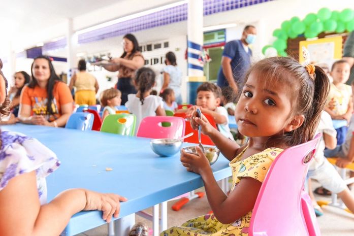 Educação inaugura refeitório com mobiliário novo na creche Monsenhor Luiz Barbosa