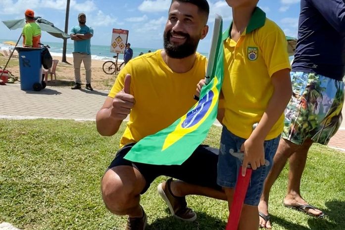 Delegado Fábio Costa participa de ato na orla pela democracia e liberdade