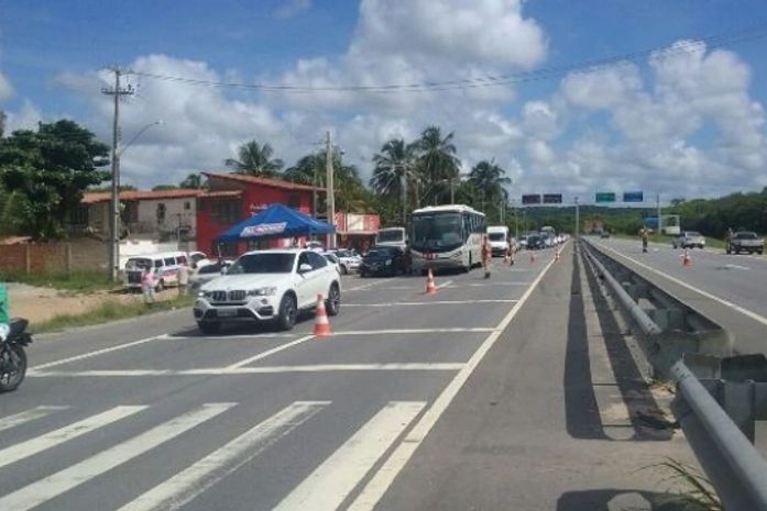 DER orienta sobre uso do farol baixo nas rodovias