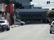 Carreta com contêiner quase tomba e interdita via de Arapiraca