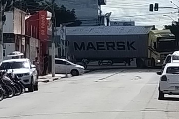 Carreta com contêiner quase tomba e interdita via de Arapiraca