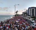 Mulheres realizam ato contra Bolsonaro na praia de Ponta Verde.