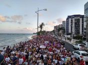 Mulheres realizam ato contra Bolsonaro na praia de Ponta Verde.
