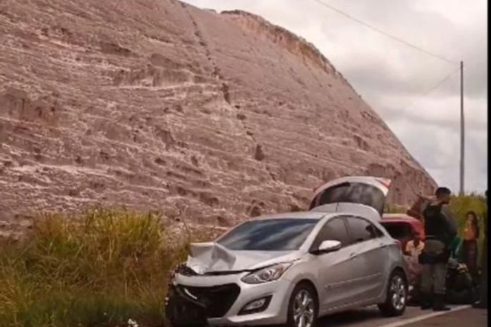 Vídeo: colisão entre três carros deixa feridos na AL-101 Sul, em Jequiá da Praia