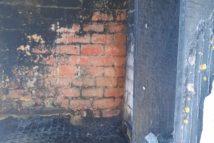 Morador coloca fogo na própria casa e ameaça vizinhos em Maceió; bombeiros são acionados