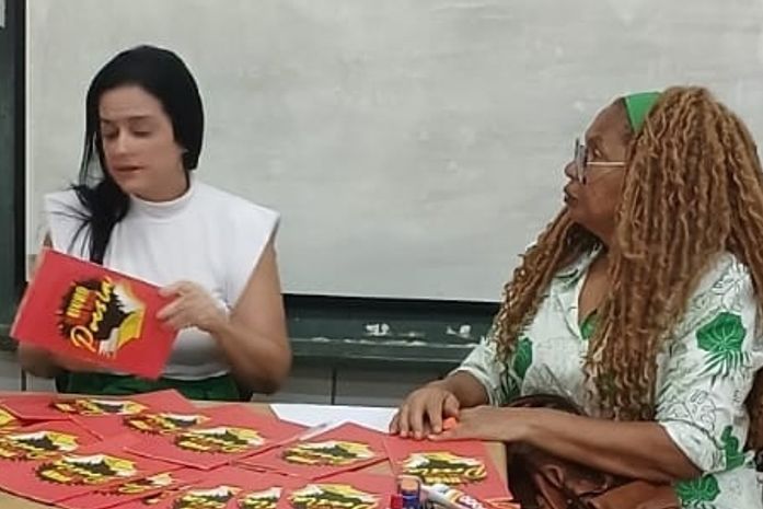 O Instituto Raízes de Áfricas doa exemplares de ‘Odo Livro Preto de Poesia', à Escola Padre Pinho