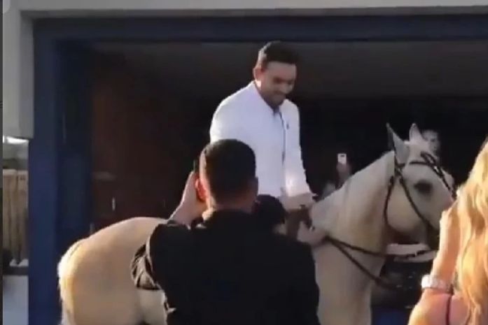 Cantor chegou a cerimônia em um cavalo.