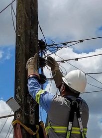 MP abre inquérito para cobrar retirada de fios inutilizados dos postes de Maceió