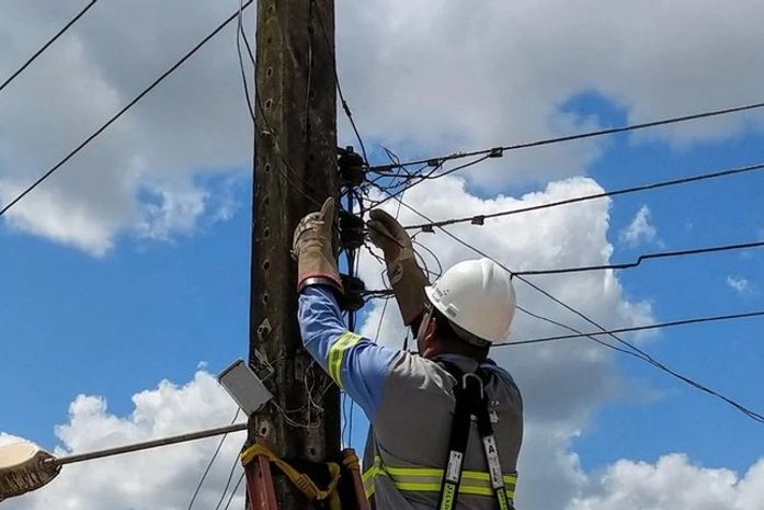 MP abre inquérito para cobrar retirada de fios inutilizados dos postes de Maceió