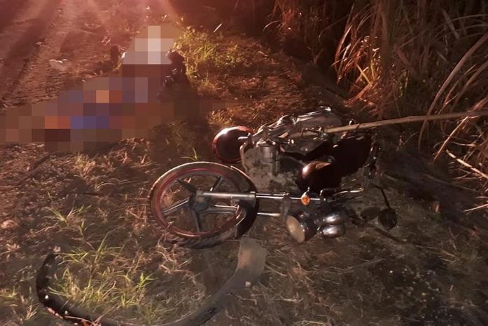 Colisão envolveu motocicleta e carro.