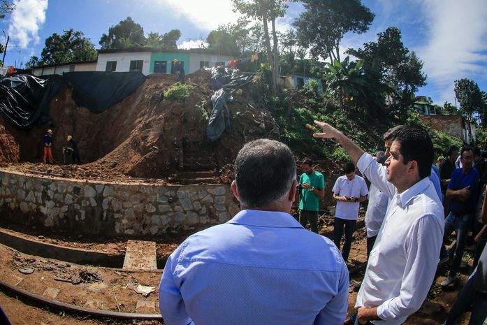 Prefeito Rui Palmeira acompanha serviços de recuperação da cidade