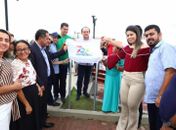 De blusa vermelha Morgana aparece nas inaugurações de festa de emancipação no mês passado junto com o prefeito Carlos Augusto (camisa verde) no fundo