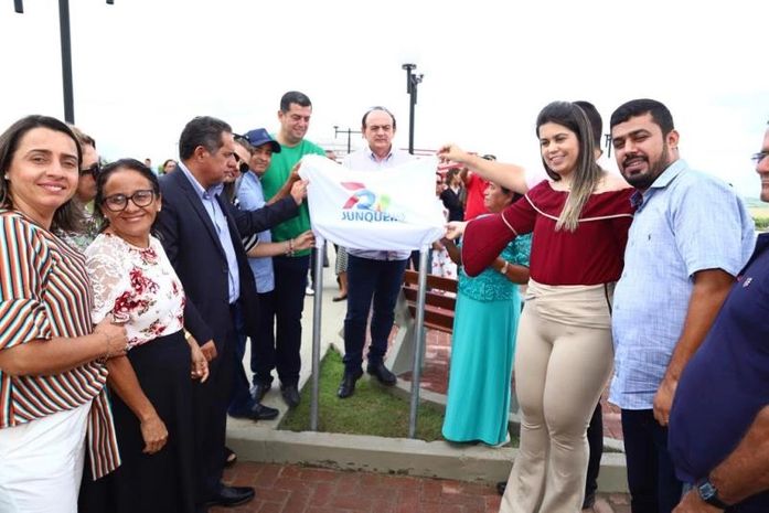 De blusa vermelha Morgana aparece nas inaugurações de festa de emancipação no mês passado junto com o prefeito Carlos Augusto (camisa verde) no fundo