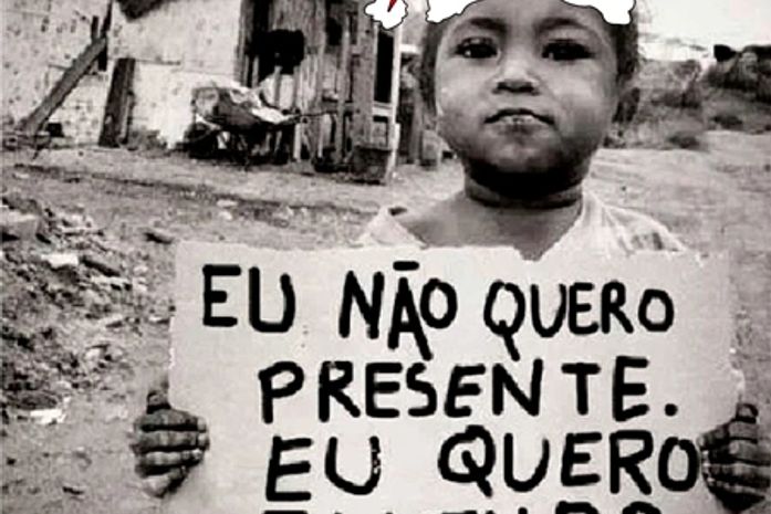 É véspera de Natal, ele adentra o coletivo urbano, na capital Maceió, AL, deve ter entre onze e treze anos...