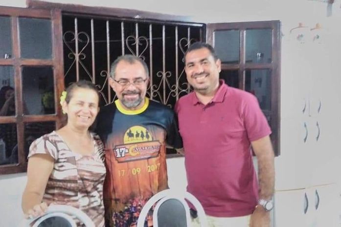 Ivan Fereira aparece com a esposa e o "Boca" durante recente encontro em Santana do Mundaú