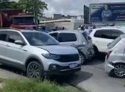 Caminhão arrasta vários carros de passeio e interdita Ladeira Geraldo Melo; veja vídeo