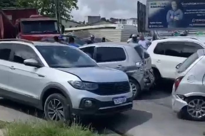 Caminhão arrasta vários carros de passeio e interdita Ladeira Geraldo Melo; veja vídeo