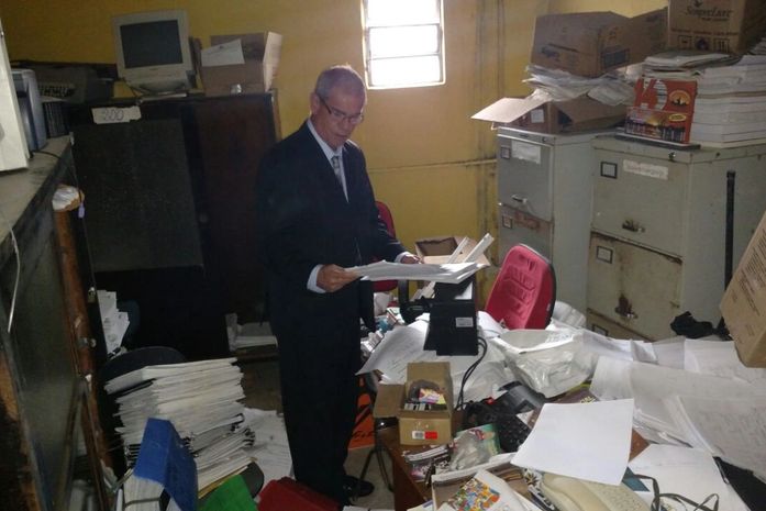 Promotor Luiz Tenório busca documentos durante operação