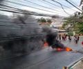 Moradores interditam ladeira em protesto contra prejuízos causados pelas chuvas em Maceió; veja vídeos