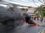 Moradores interditam ladeira em protesto contra prejuízos causados pelas chuvas em Maceió; veja vídeos
