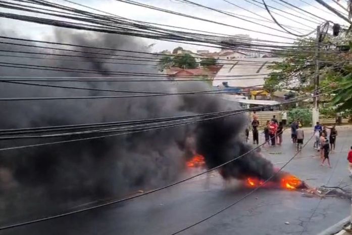 Moradores interditam ladeira em protesto contra prejuízos causados pelas chuvas em Maceió; veja vídeos