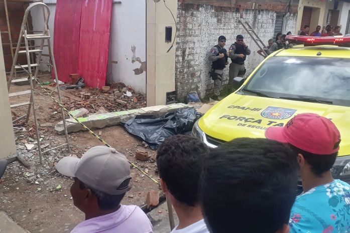 Homem morre ao ser atingido por viga de concreto em construção
