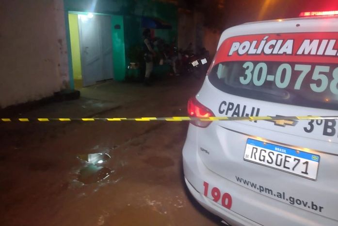 Enquanto bebia com amigos, homem é morto após ter casa invadida por criminosos encapuzados 