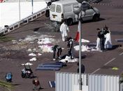 Policiais investigam a cena onde homem jogou um caminhão sobre uma multidão que comemorava a data nacional da França, a queda da Bastilha, na cidade litorânea de Nice, sul do país 