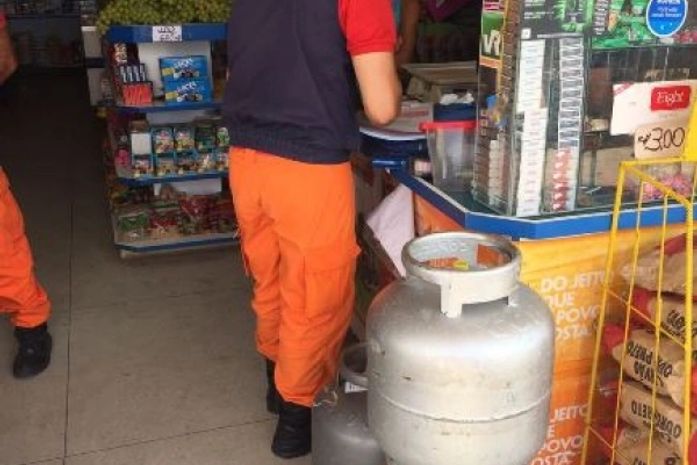 Bombeiros fiscalizam estabelecimentos comerciais, casas de festas e eventos