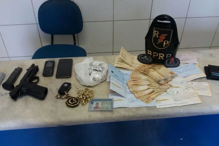 Recém-saído da Casa de Custódia é preso com drogas, arma e mais de R$ 50 mil