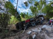 Duas pessoas ficam feridas após caçamba tombar em barranco e são resgatadas pelo aeromédico 