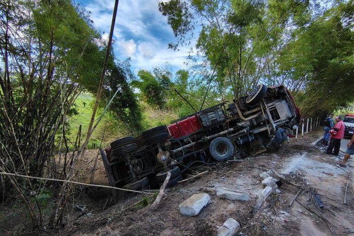 Duas pessoas ficam feridas após caçamba tombar em barranco e são resgatadas pelo aeromédico