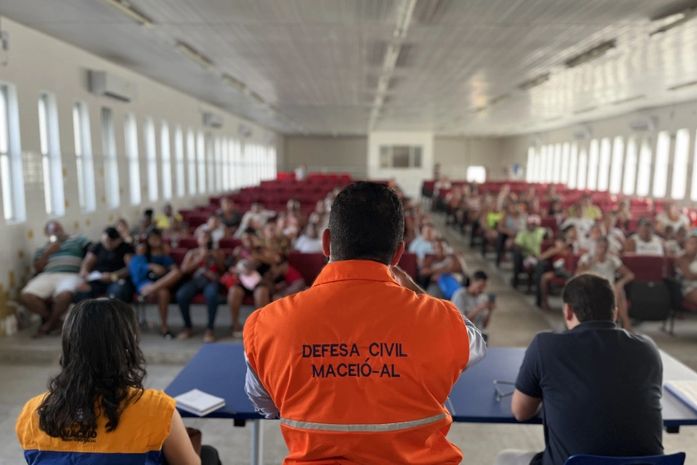 Bate-papo da Defesa Civil com moradores do Vergel do Lago.