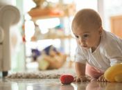 Bebês que brincam no chão começam a se locomover mais cedo, diz estudo