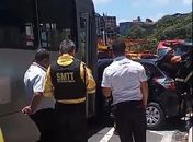 Ônibus atinge carro e deixa uma pessoa presa às ferragens em ladeira no Barro Duro