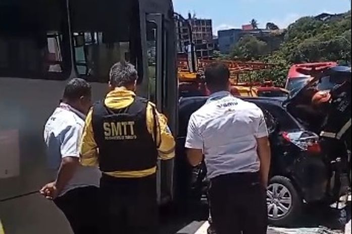 Ônibus atinge carro e deixa uma pessoa presa às ferragens em ladeira no Barro Duro