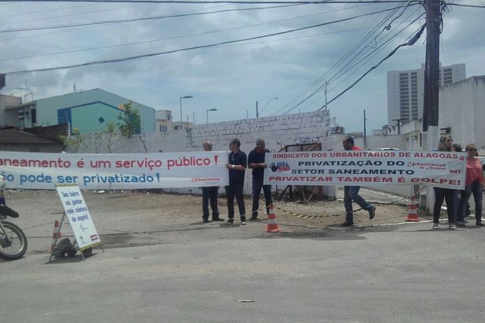 Urbanitários protestaram contra PPP para obra no Farol