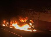 Veículo pega fogo e chamas atingem fachada de loja na Fernandes Lima