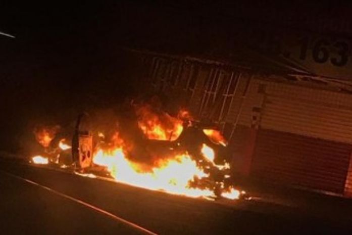 Veículo pega fogo e chamas atingem fachada de loja na Fernandes Lima