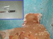 Durante inspeção, policiais civis encontram buraco em parede de cela de delegacia