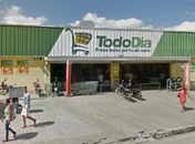 Homem faz buraco em parede e tenta roubar cofre